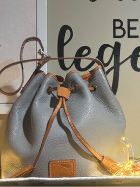 Dooney & Bourke  Bucket Bag EUC 
LOOKS BRAND NEW GREY & BROWN